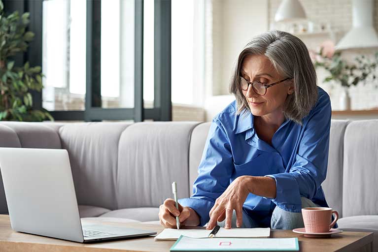 Ältere Dame am Laptop: Hormonersatztherapie