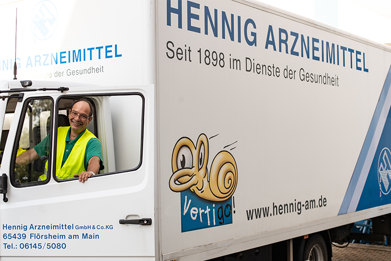 Mann sitzt in LKW und lächelt