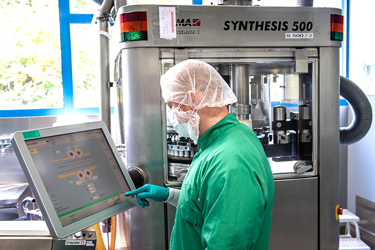 Mitarbeiter an Maschine in der Produktion