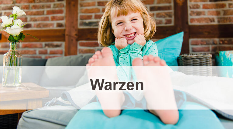 Ein ungefähr fünfjähriges Mädchen sitzt im Schlafanzug auf dem Sofa und hat dem Betrachter ihre nackten Füße entgegengestreckt. Sie stützt ihr Kinn in beide Hände und grinst albern dem Betrachter entgegen. Unten im Bild auf weißem Grund der Schriftzug "Warzen". 
