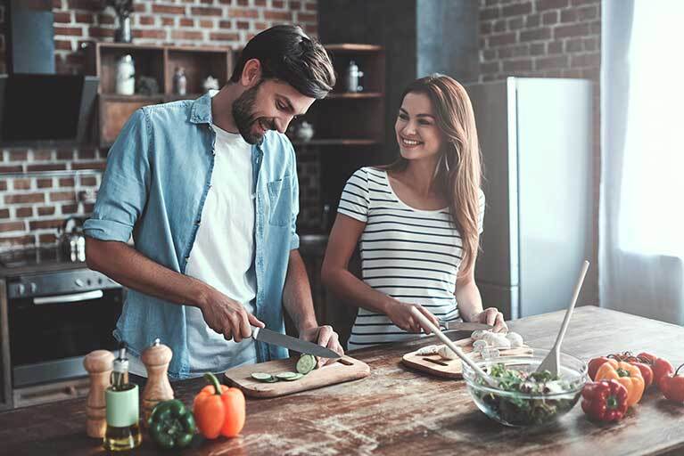 Paar beim Kochen: Ergänzungsmittel (Vitamine etc.) sinnvoll? 