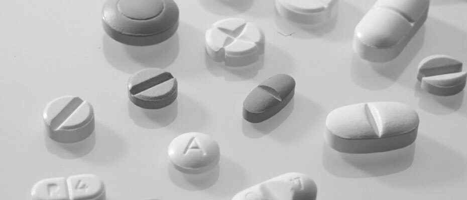Zahlreiche unterschiedliche Tabletten liegen auf einem Tisch