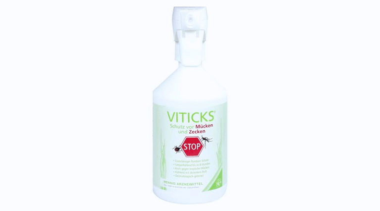 Produktbild von Viticks, einem All-in-One Spray mit dem Wirkstoff Icaridin zum Schutz vor Mücken, Zecken, Grasmilben und anderen Insekten. Auf dem Bild ist eine Sprühflasche von Viticks zu sehen.