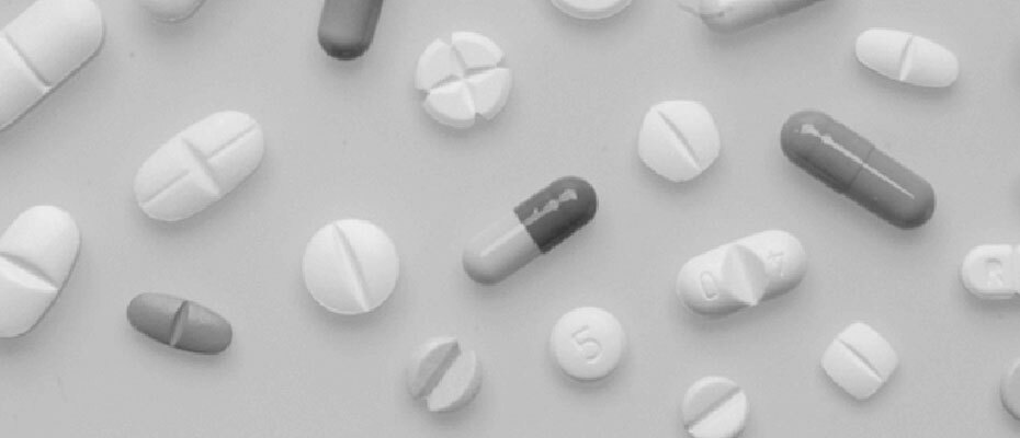 Zahlreiche unterschiedliche Tabletten liegen auf einem Tisch