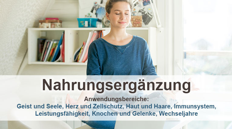 Eine junge Frau sitzt in einem lichtdurchfluteten Zimmer mit geschlossenen Augen im Lotussitz und meditiert. Ihr Gesichtsausdruck strahlt Zufriedenheit und Ruhe aus, ihre Hände ruhen auf den Beinen. Daumen und Zeigefinger einer Hand bilden dabei jeweils einen Kreis. Sie trägt ihr Haar locker hochgesteckt, einen blauen Pullover und eine zerrissene Jeans. Hinter ihr ist ein Fenster zu sehen und ein Regalsystem mit Büchern, Zeitschriften und Fotos wie in einem typischen Jugendzimmer. Unten im Bild auf weißem Grund folgender Schriftzug. "Nahrungsergänzung. Anwendungsbereiche: Geist und Seele, Herz- und Zellschutz, Haut und Haare, Immunsystem, Knochen und Gelenke, Verdauung und Stoffwechsel, Wechseljahre, Leistungsfähigkeit. 