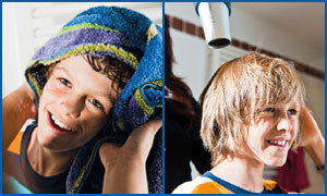 Zwei Fotos illustrieren die Anwendung des Kopfläuse-Mittels Licener von Hennig. Es ist ein Junge zu sehen, bei dem das Mittel bereits aufgetragen und wieder aus den Haaren gespült wurde. Jetzt trocknet er sich die Haare erst grob mit einem Handtuch und danach mit einem Föhn.