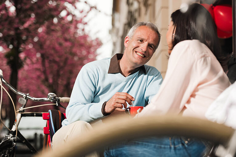 Mann und Frau sitzen im Café und lachen 