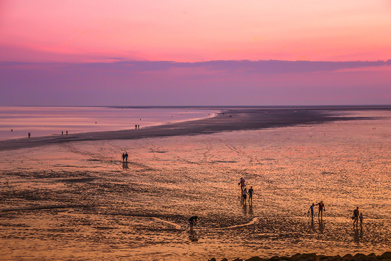 Wattwanderung bei Sonnenuntergang