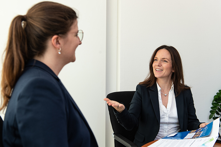 Zwei Frauen unterhalten sich