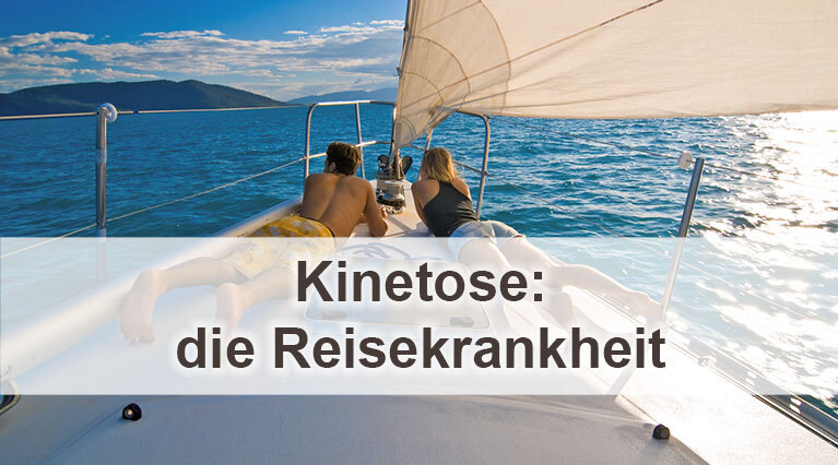 Eine Segelyacht auf dem offenen Meer bei Sonnenschein. Im Hintergrund ist ein grün bewachsener Berg auf einer Insel zu erkennen, am Himmel sind vereinzelte weiße Wolken. An Deck der Yacht liegen ein junger Mann und eine junge Frau in Sommerkleidung und schauen auf das Wasser. Unten im Bild auf weißem Grund der Schriftzug "Kinetose: die Reisekrankheit".