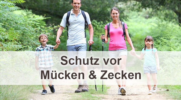 Eine Familie geht gemeinsam im Sommer in der Natur spazieren. Der Vater hält den kleinen Sohn an der einen Hand und in der anderen einen Wanderstock. Die Mutter hält die kleine Tochter an der einen Hand und hält in der anderen Hand einen Wanderstock. Beide Eltern tragen Rucksäcke. Unten im Bild der Schriftzug "Schutz vor Mücken und Zecken" auf weißem Grund.