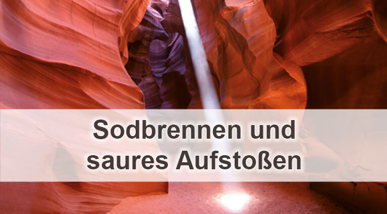 Symbolisches Bild zum Thema "Sodbrennen und saures Aufstoßen". Zu sehen ist ein Sonnenstrahl, der von oben kommt und in ein Gängesystem aus Gestein hinein scheint. Durch die rötliche Färbung des Gesteins wirkt es wie ein abstrakter Verdauungstrakt. Der Lichtstrahl repräsentiert die Magensäure, die bei Sodbrennen buchstäblich übel aufstößt. 