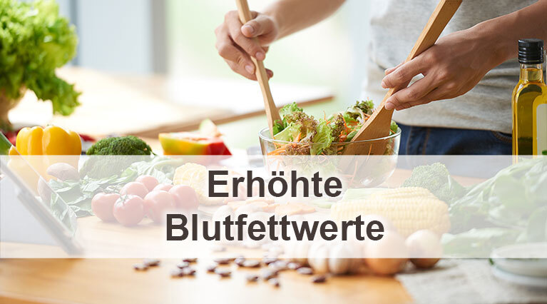 Ein Mann bereitet einen Salat mit grünen Blättern und Karottenstreifen in einer Glasschale mit zwei hölzernen Salatgabeln vor. Auf der Arbeitsfläche liegt weiteres Gemüse wie Paprika und Mais. Rechts steht eine Flasche Olivenöl. Unten im Bild ist auf einem weißen Feld ein Schriftzug eingeblendet: "Erhöhte Bluttfettwerte"