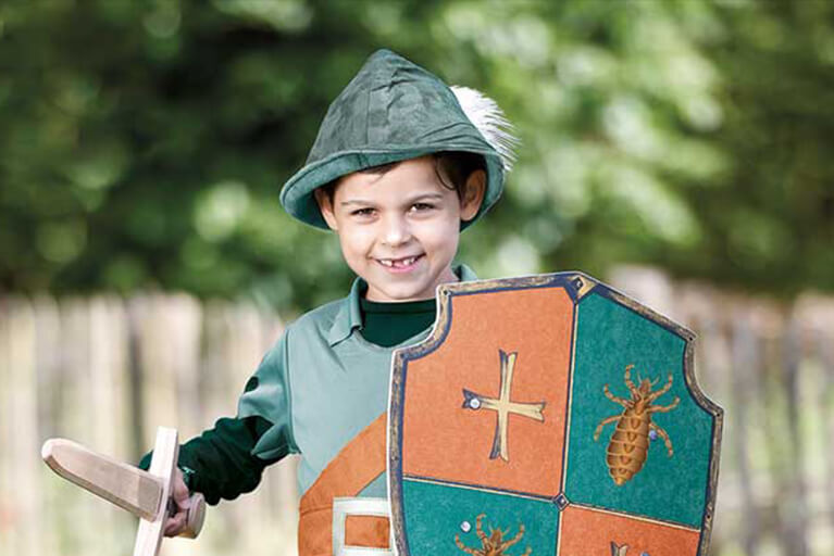 Junge verkleidet mit Schild und Schwert