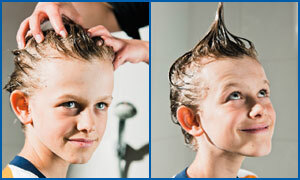 Zwei Fotos illustrieren die Anwendung des Kopfläuse-Mittels Licener von Hennig. Einem Jungen, bei dem Licener schon auf der Kopfhaut verteilt wurde, wird das Mittel in die Haare einmassiert. Dann werden die Haare zu einer Spitze nach oben geformt.
