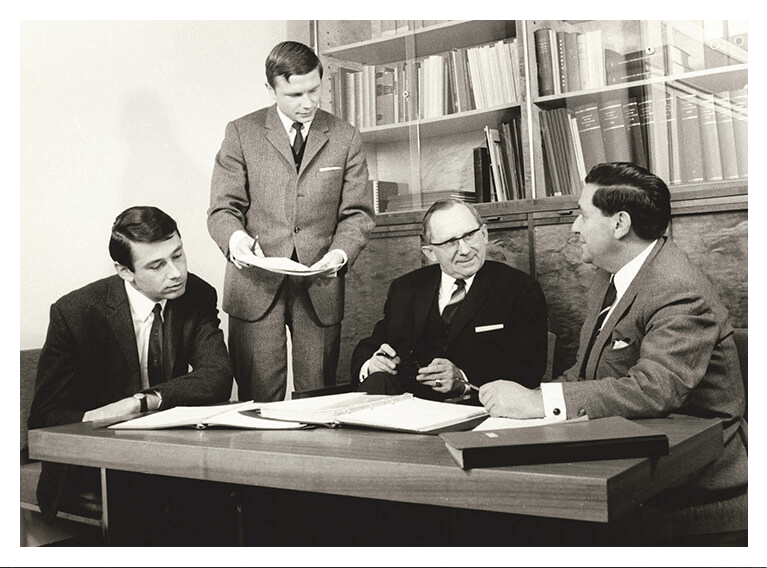 altes schwarz-weiß Foto bildet Besprechung bei Hennig 1951 ab