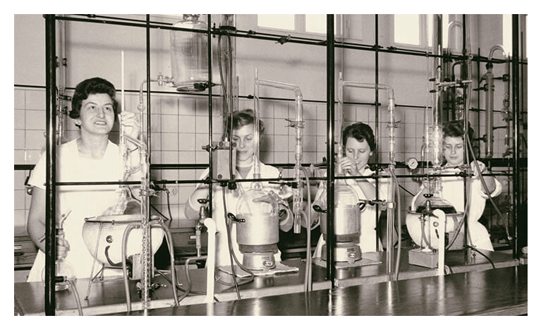 altes schwarz-weiß Foto bildet Frauen im Labor 1982 ab