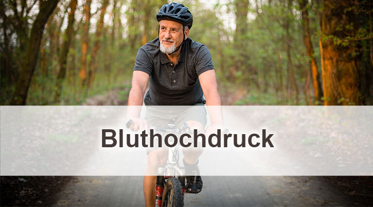 Ein Mann in höherem Alter fährt Fahrrad auf einem Waldweg. Er trägt Sportsachen und einen Helm, hat einen grauen Bart und blickt in die Kamera. Unten ist auf einem weißen Feld der Schriftzug Bluthochdruck eingeblendet.