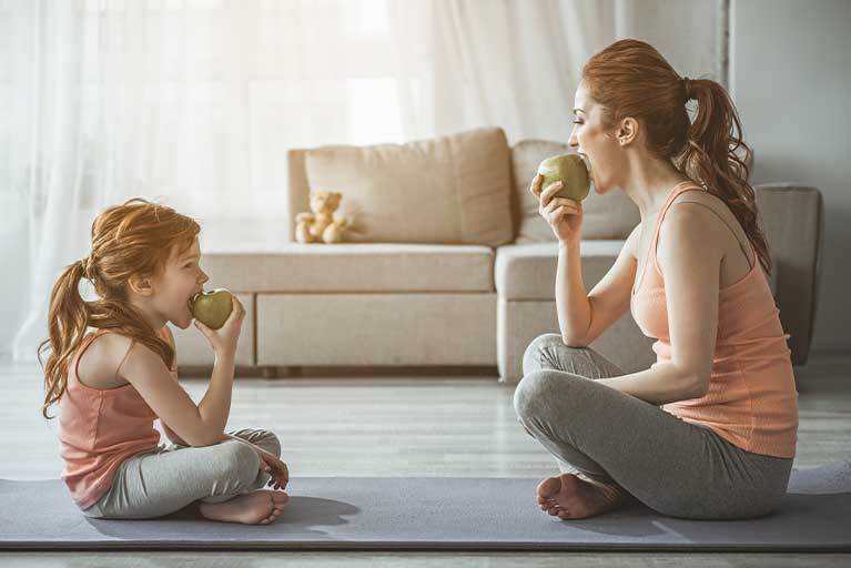 Mutter und Kind stärken Immunsystem mit Apfel